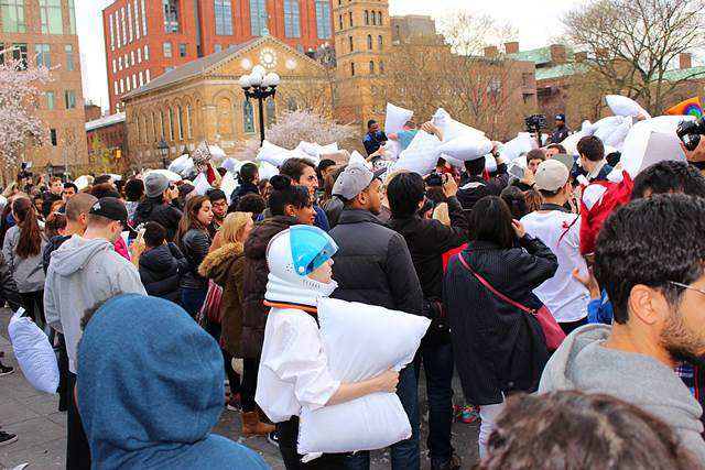 Pillow Fight Day NYC (4)