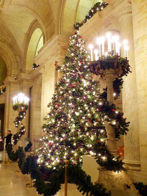 ニューヨークパブリックライブラリーの美しいクリスマスツリー Petite New York