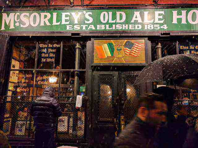 ニューヨーク最古のパブ 著名人も訪れたアイリッシュパブ マクソリーズオールドエールハウス Mcsorley S Old Ale House Petite New York