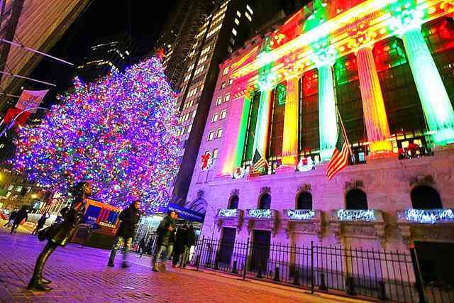 ニューヨーク証券取引所 NYSE 観光見どころ 豪華クリスマスツリーが