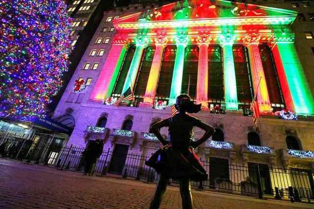 ニューヨーク証券取引所 NYSE 観光見どころ 豪華クリスマスツリーが 