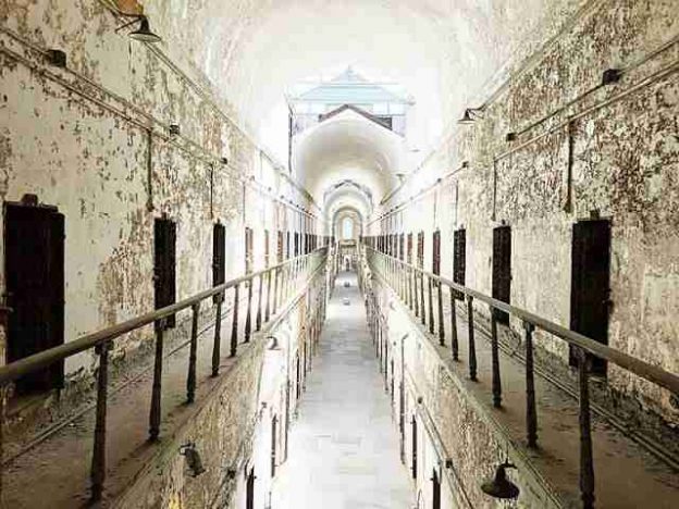 イースタン州立刑務所 アルカポネの豪華な牢獄もあるフィラデルフィアの独房監獄 Eastern State Penitentiary Petite New York