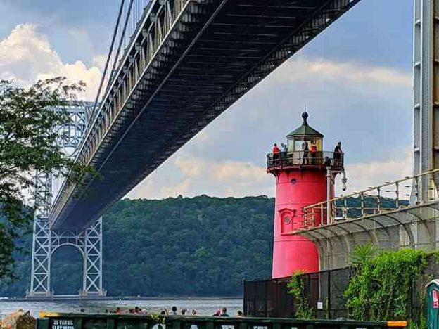 ニューヨークの可愛い小さな赤い灯台 ジョージワシントン橋の袂の Little Red Lighthouse Petite New York