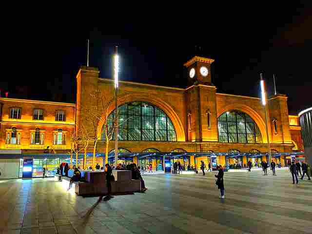 Harry Potter London Platform King’s Cross Station (1)