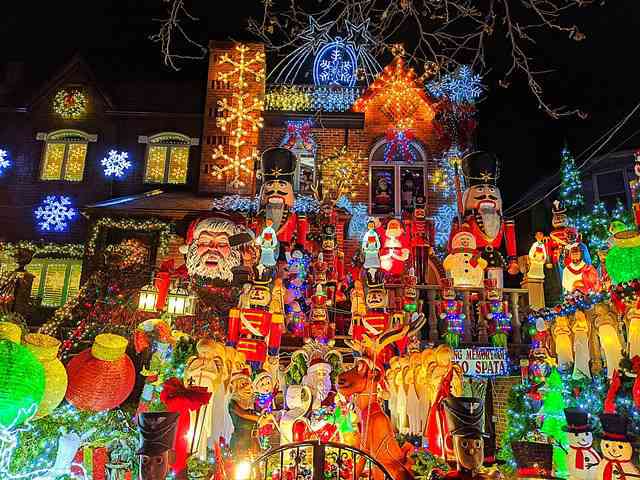 Dyker Heights Brooklyn NY Christmas Lights (1)