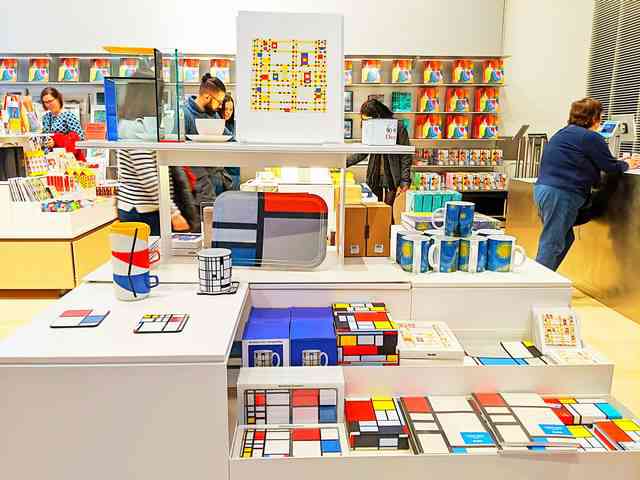 MOMA Museum Store (1)