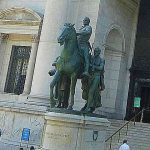 ニューヨーク セオドアルーズベルト騎馬像撤去へ アメリカ自然史博物館正門の歴史的シンボルがなくなります