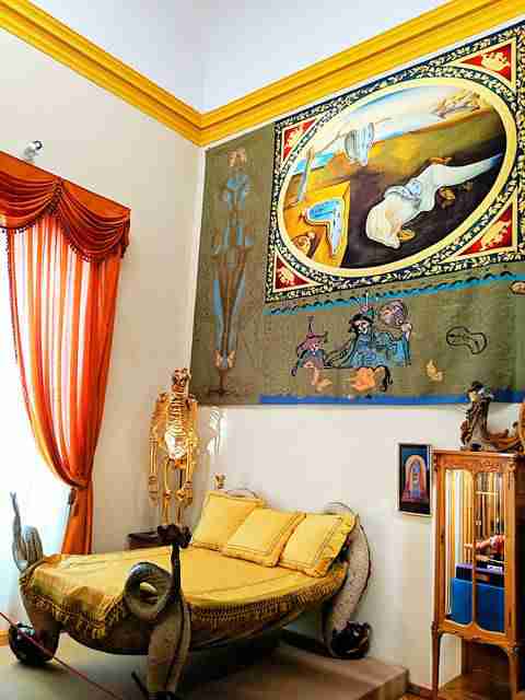 ダリ劇場美術館の見どころ バルセロナから行くフィゲラスのダリがデザインした人気ミュージアム Petite New York