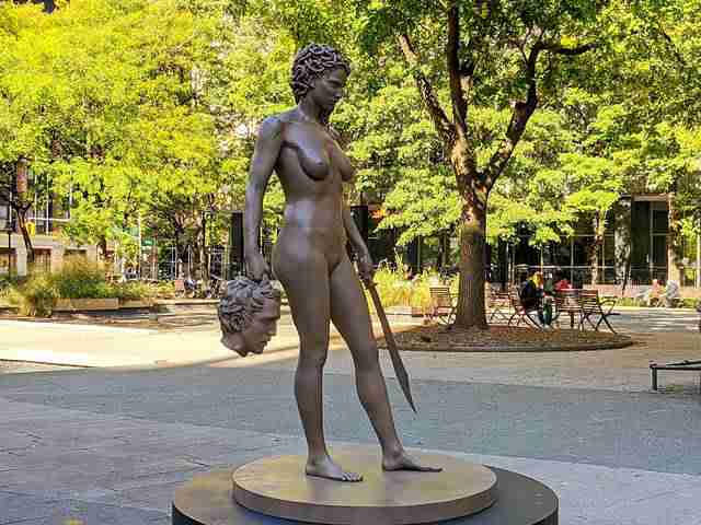 ニューヨークにメドゥーサ像登場 ダウンタウンの公園 Collect Pond Park に賛否両論の新パブリックアート Petite New York