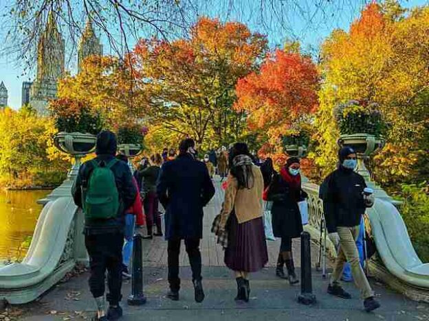 秋のニューヨーク 紅葉そろそろ見頃に 鮮やかな紅葉に包まれた賑やかなセントラルパークの週末 Petite New York