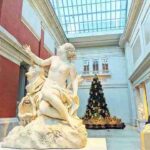ニューヨーク メトロポリタン美術館 天使が舞うクリスマスツリー 今年は西洋彫刻のスカルプチャーコートに登場！