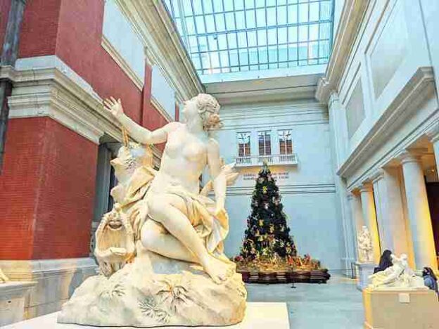 ニューヨーク メトロポリタン美術館 天使が舞うクリスマスツリー 今年は西洋彫刻のスカルプチャーコートに登場 Petite New York