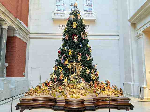 MET Christmas Tree (4)