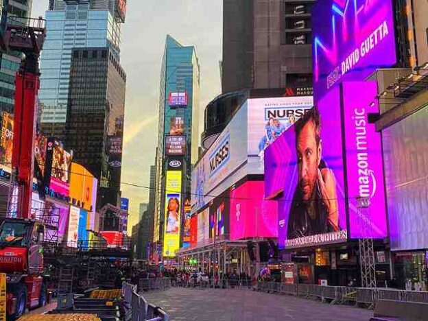 ニューヨーク年末のタイムズスクエア 大晦日は恒例の新年カウントダウンイベントが世界中にライブストリームされます Petite New York