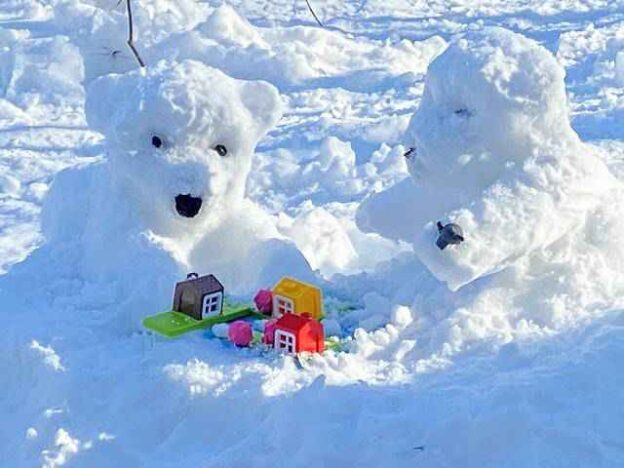 セントラルパークに可愛い雪のシロクマたちが登場 2月27日は国際ホッキョクグマの日 Petite New York