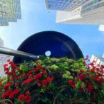 ニューヨークの街中が美しくクリエイティブに！花に囲まれたガーメントディストリクトの巨大なボタンと針のアート