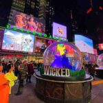 タイムズスクエアにサバイバーの泉とブロードウェイミュージカルのショーグローブが登場！