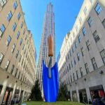 ロックフェラーセンターに有名アーティストの巨大アート登場！青いスコップ Plantoir, Blue by Claes Oldenburg & Coosje van Bruggen