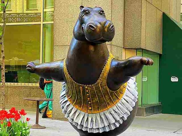 ニューヨークにカバのバレリーナ Hippo Ballerina 登場 グランドセントラル駅近くの広場 パーシング スクエア Pershing Square Petite New York