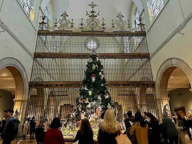 メトロポリタン美術館 クリスマスツリー ニューヨークホリデーの定番 