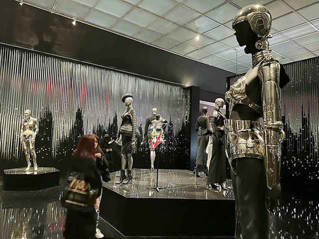 ニューヨークでティエリー・ミュグレー特別展 幻想的で煌びやかな