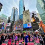 タイムズスクエアの幻想的なヨガの映像！ニューヨーク夏至の名物イベント Solstice in Times Square 動画
