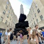 賑わう夏のロックフェラーセンター！ニューヨークのど真ん中に巨大な炭アート彫刻 登場中