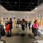 メトロポリタン美術館 2024年冬のファッション展 Women Dressing Women 著名女性デザイナーの作品が大集合！