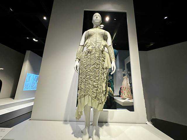 メトロポリタン美術館 2024年冬のファッション展 Women Dressing