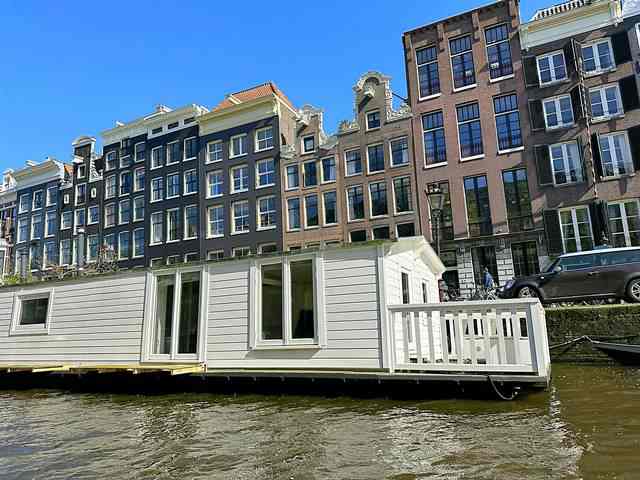 アムステルダム運河クルーズ！美しい世界遺産の運河と街並みの絶景を