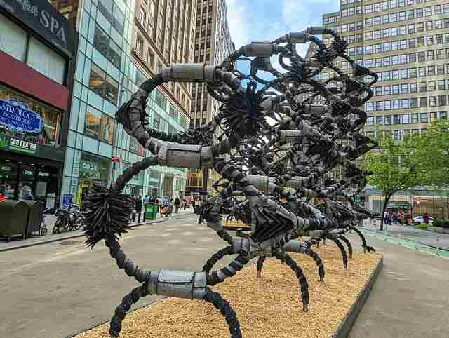 NYガーメントディストリクトにタイヤで作られた不思議な巨大アート登場