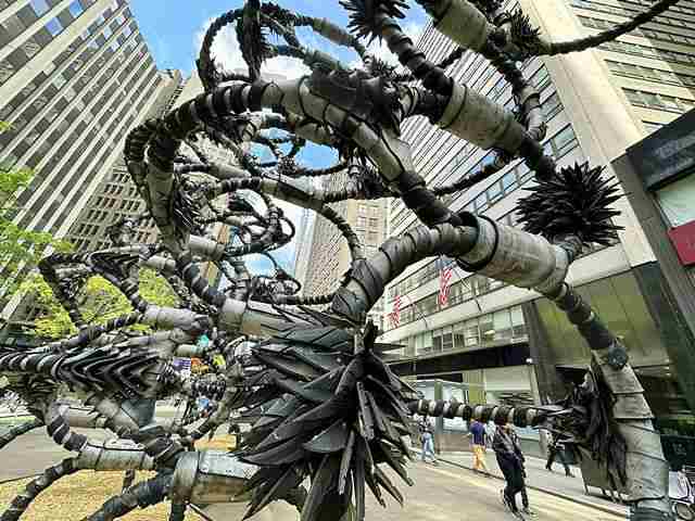 NYガーメントディストリクトにタイヤで作られた不思議な巨大アート登場