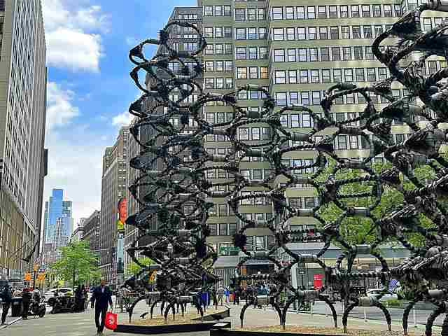 NYガーメントディストリクトにタイヤで作られた不思議な巨大アート登場