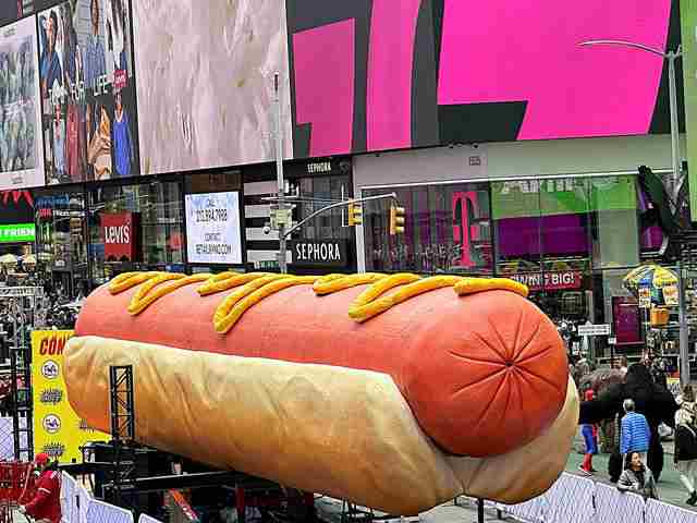 タイムズスクエアに巨大なホットドッグ 登場中！ニューヨークのど