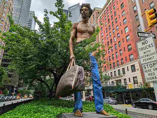 NYパークアベニューに体が消える旅行者像！まるでトリックアートのよう