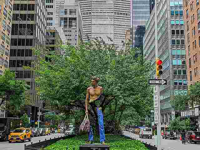 NYパークアベニューに体が消える旅行者像！まるでトリックアートのよう