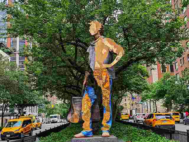 NYパークアベニューに体が消える旅行者像！まるでトリックアートのよう