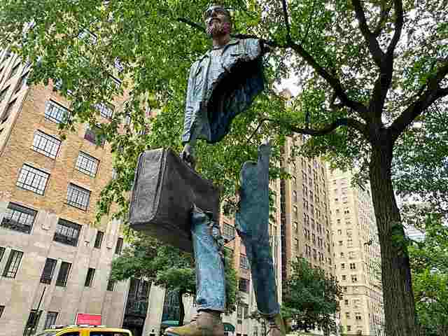 NYパークアベニューに体が消える旅行者像！まるでトリックアートのよう