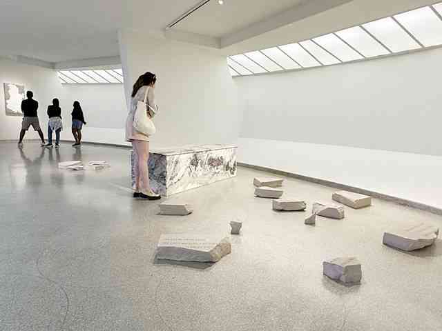 グッゲンハイム美術館 カラフルに変身！言葉アートの特別展 Jenny