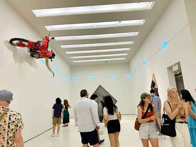 グッゲンハイム美術館 カラフルに変身！言葉アートの特別展 Jenny