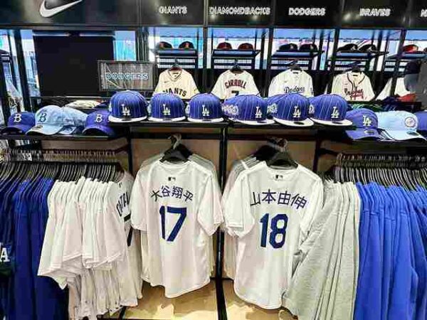 MLBストア ニューヨークでメジャーリーグ野球グッズのお土産探し フラッグシップ店 へ! - Petite New York