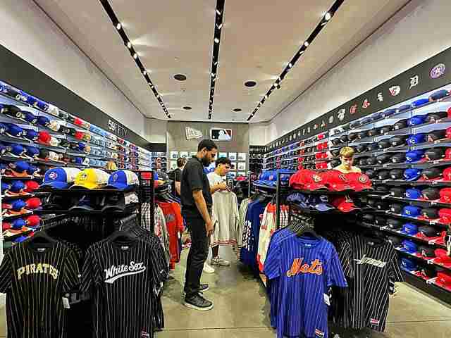 MLBストア ニューヨークでメジャーリーグ野球グッズのお土産探し