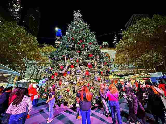 ニューヨーク お祭り騒ぎのブライアントパーク 可愛いクリスマスツリー 