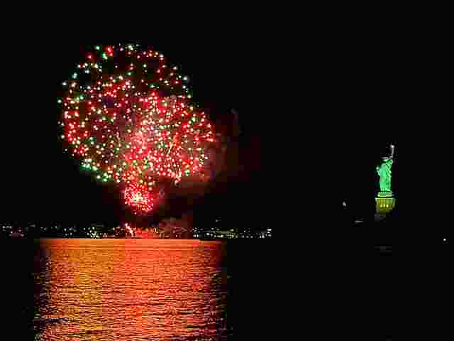 Happy Birthday! 自由の女神のきれいな花火 ニューヨーク