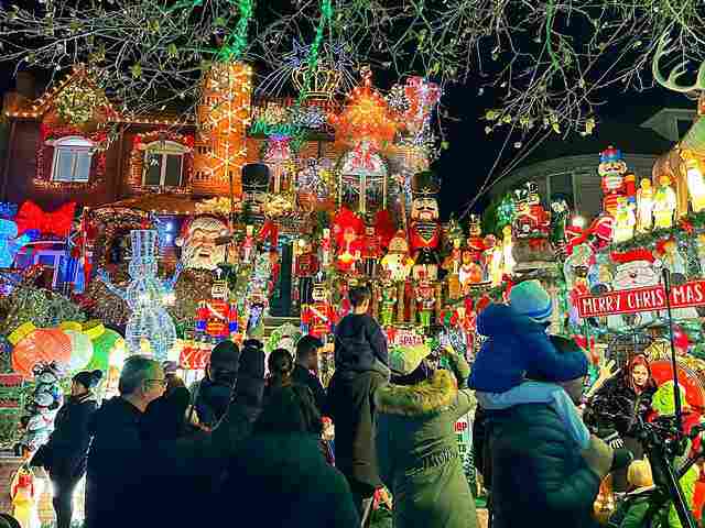 ニューヨークの人気クリスマススポット 豪華ダイカーハイツの家巡り