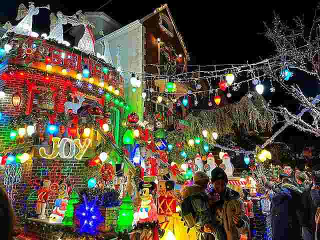 ニューヨークの人気クリスマススポット 豪華ダイカーハイツの家巡り