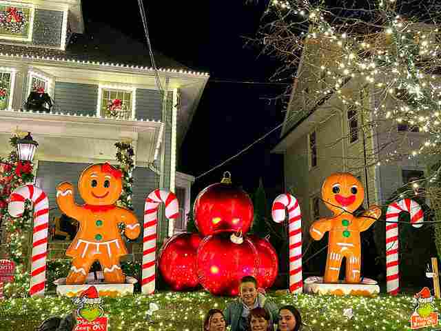 ニューヨークの人気クリスマススポット 豪華ダイカーハイツの家巡り