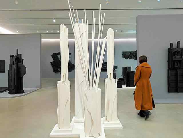 ルイーズ・ネヴェルソンの「夜明けと夕暮れ」貴重なサイン入り、相場3万円以上 ニューヨークのお洒落ギャラリーでルイーズ・ネヴェルソン特別展