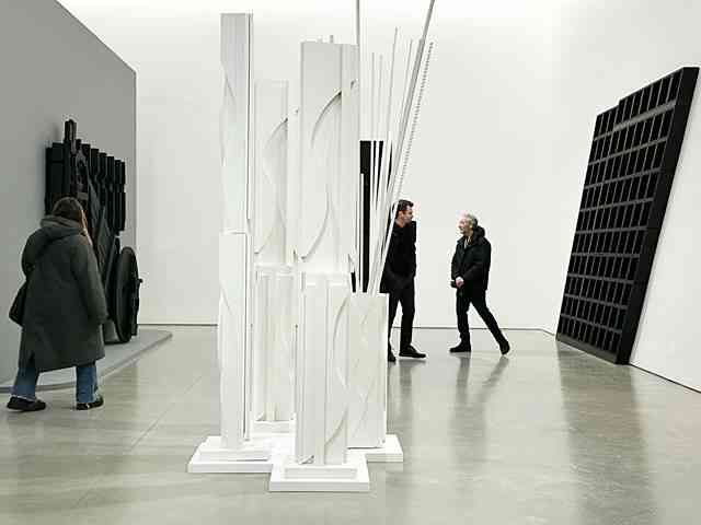 ルイーズ・ネヴェルソンの「夜明けと夕暮れ」貴重なサイン入り、相場3万円以上 ニューヨークのお洒落ギャラリーでルイーズ・ネヴェルソン特別展