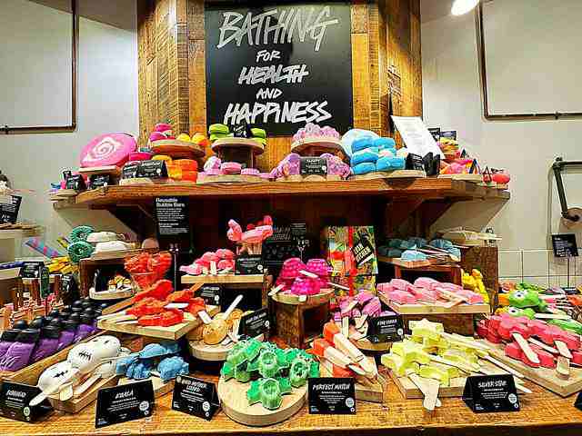 ニューヨークのカラフルなソープショップ「LUSH」 - Petite New York